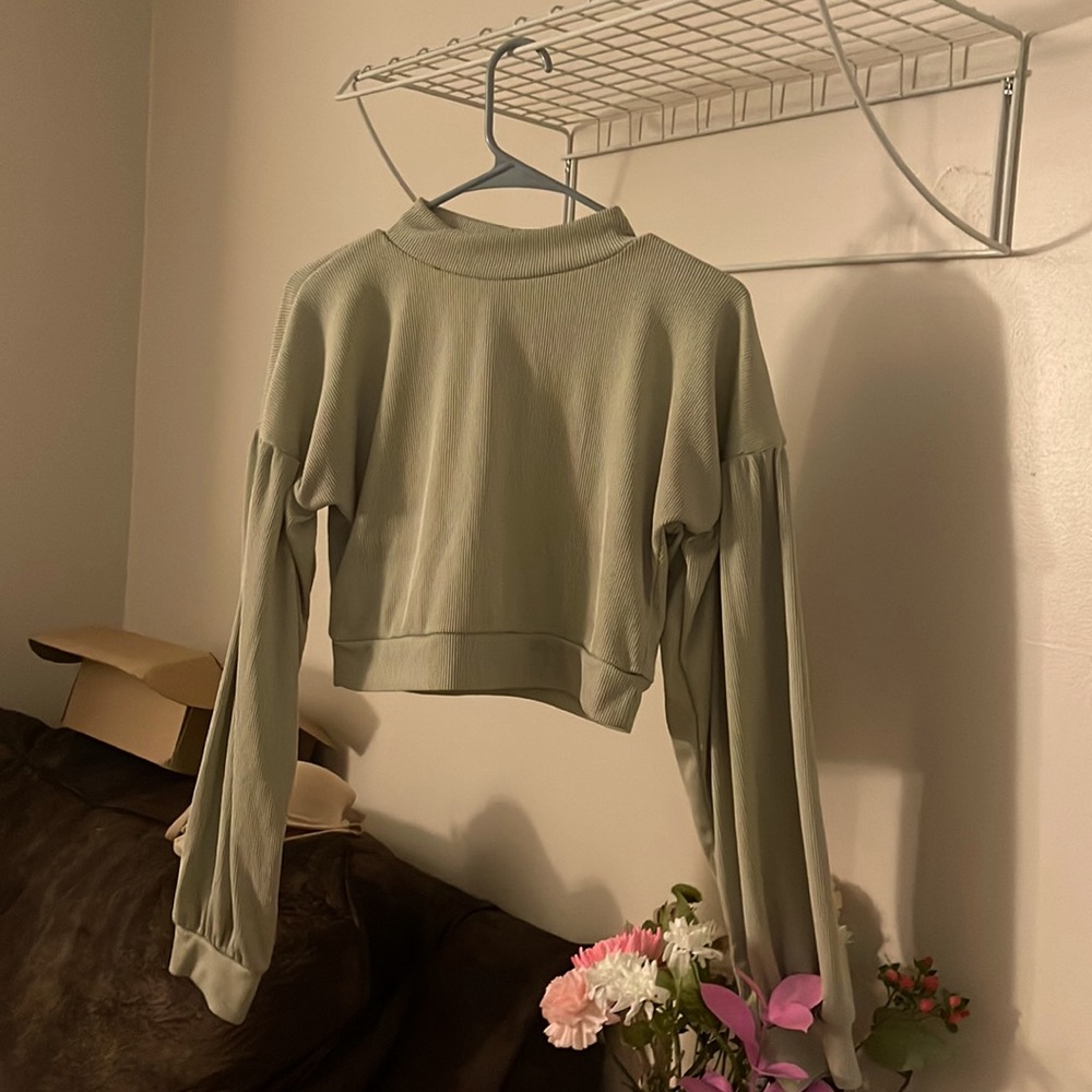 SAGE PRETTYLITTLE THING CROP TOP